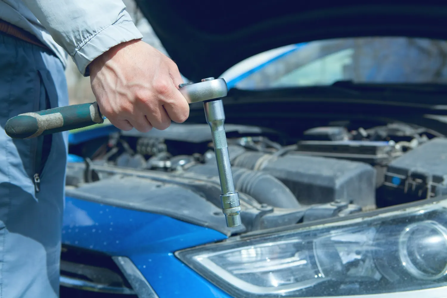 Chiave inglese sul motore