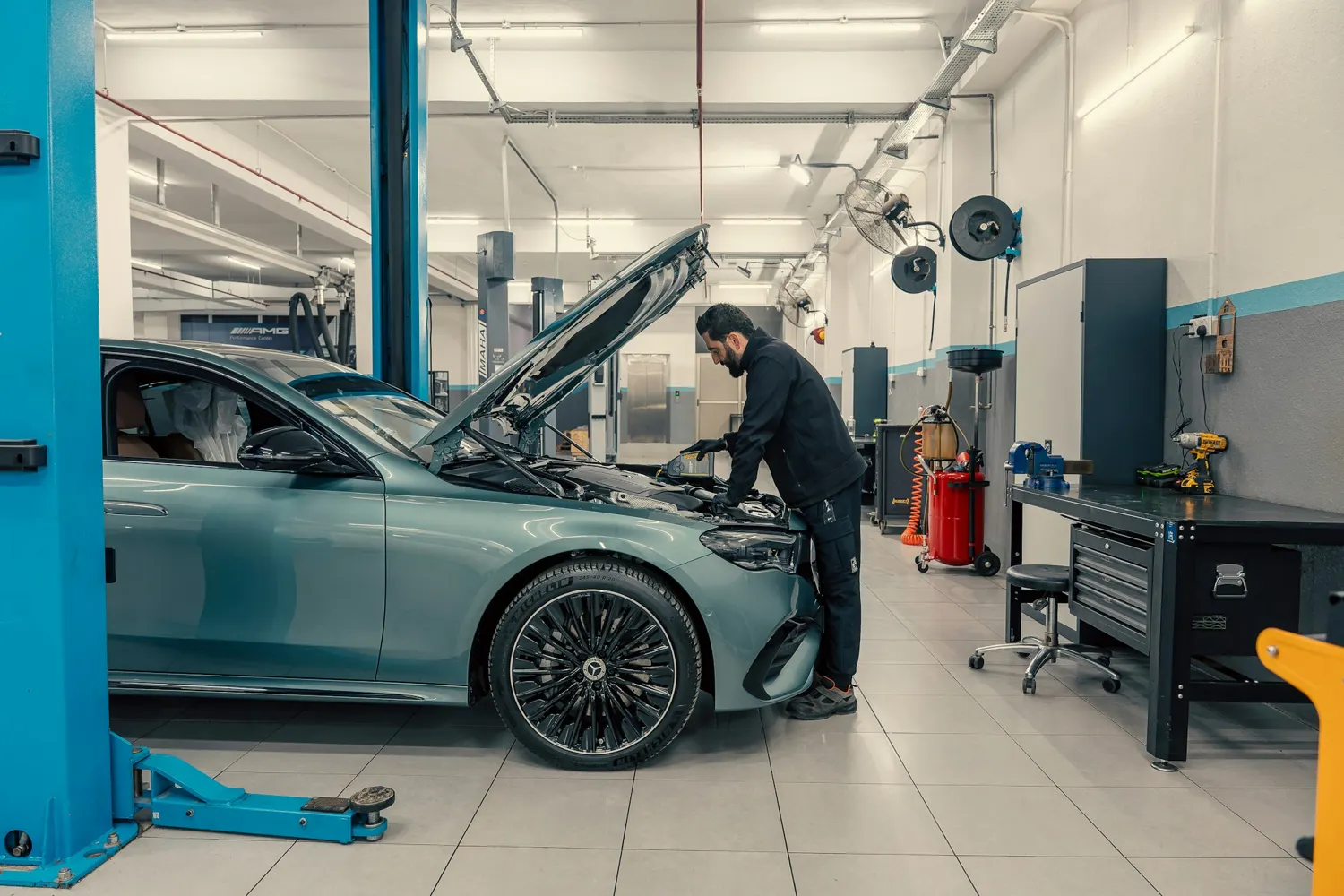 L'officina con un'auto sul ponte