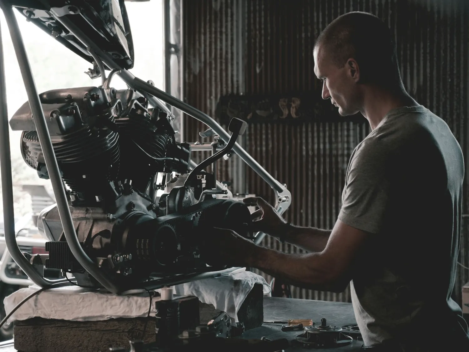 Il titolare al lavoro su un motore
