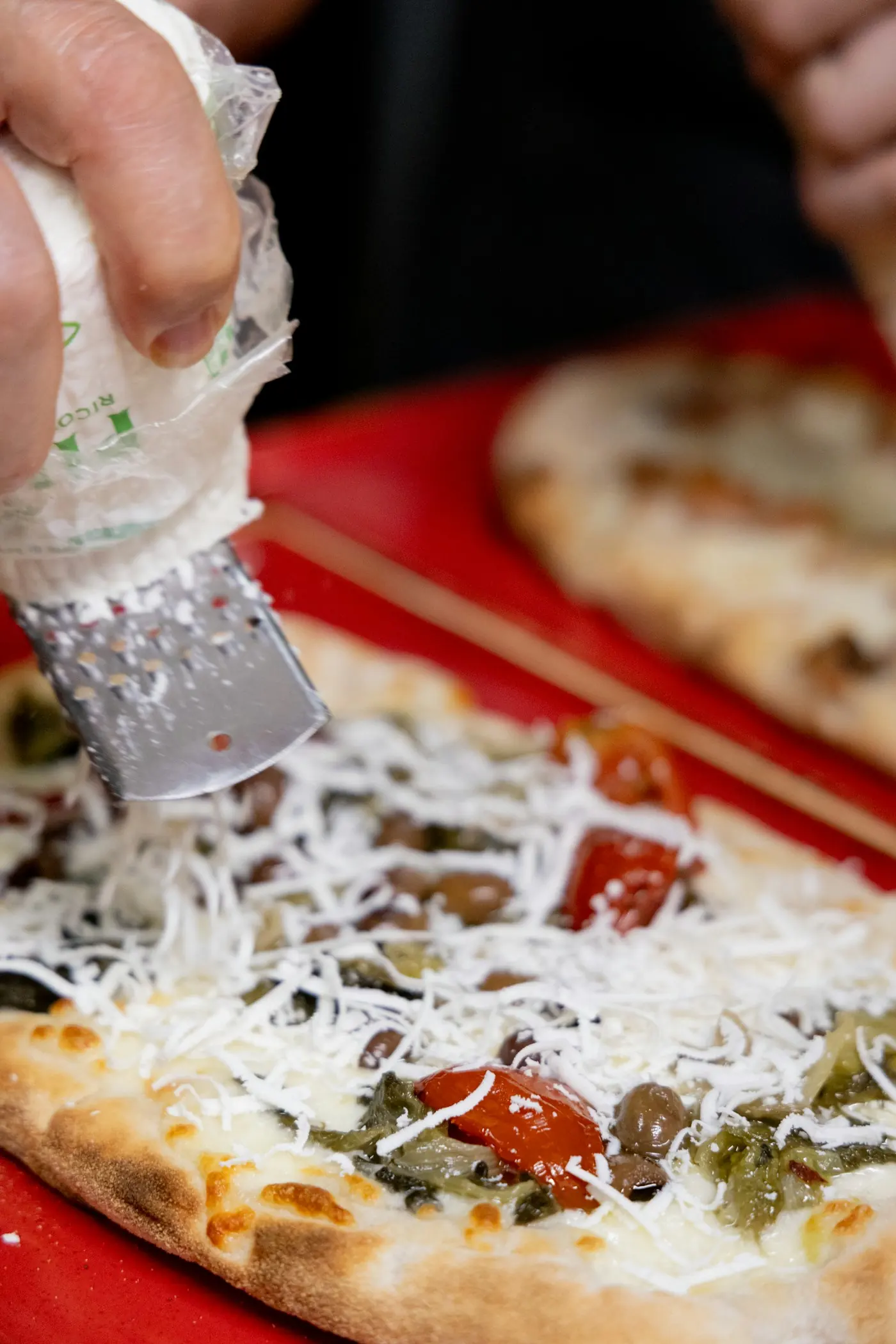 Formaggio grattugiato su una pizza